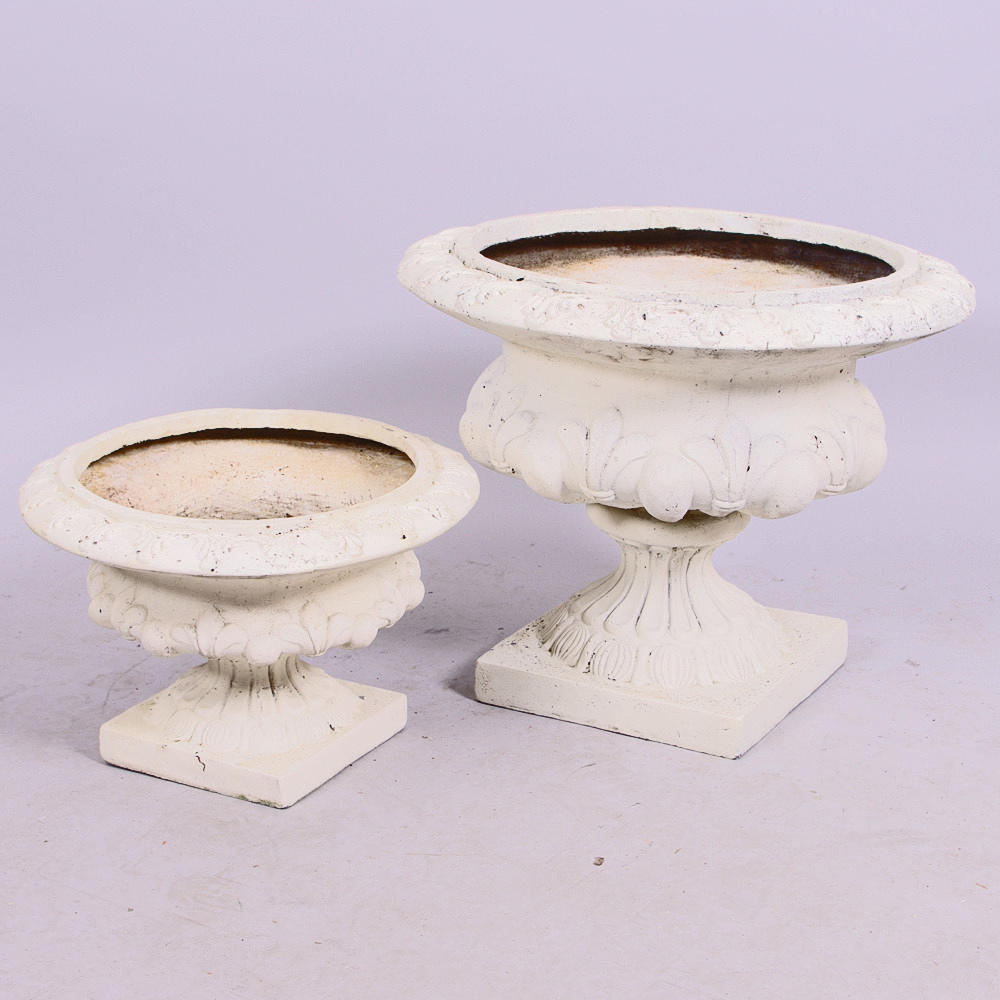 TRÄDGÅRDSURNOR, 2 stycken, konstmassa.