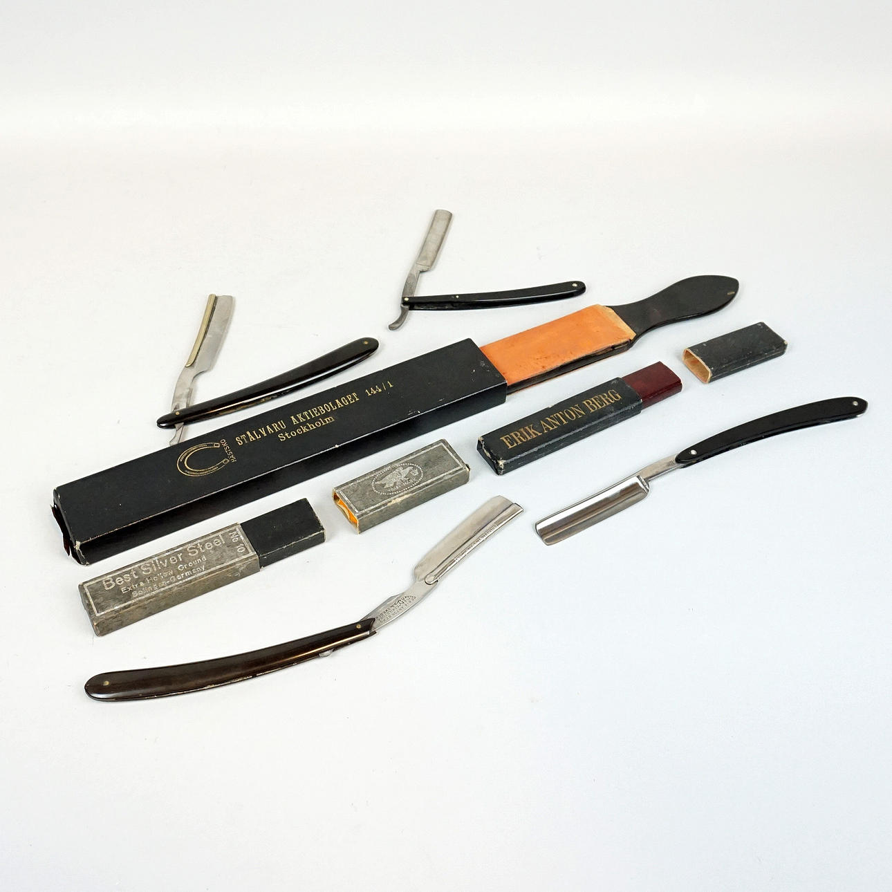 RAZORS, 4 pcs and brush.