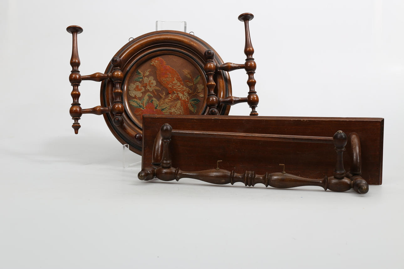 HÄNGARE, trä, 2 stycken, 1800-1900-tal.