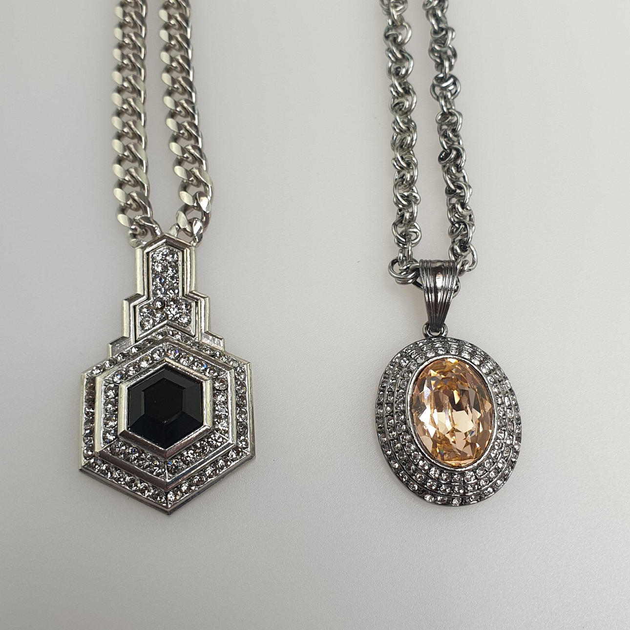 - 2 Modeschmuck-COLLIERS mit Swarovski-Kristallen.