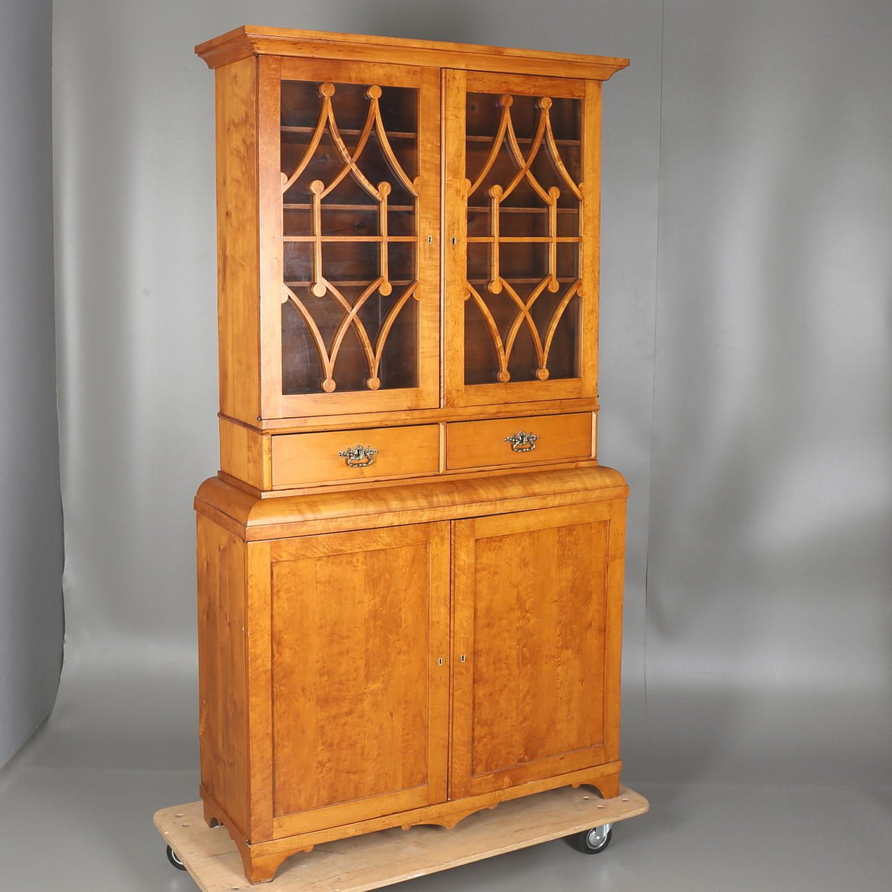 BOKSKÅP i bonad björk, Karl Johan, 1800-talet.