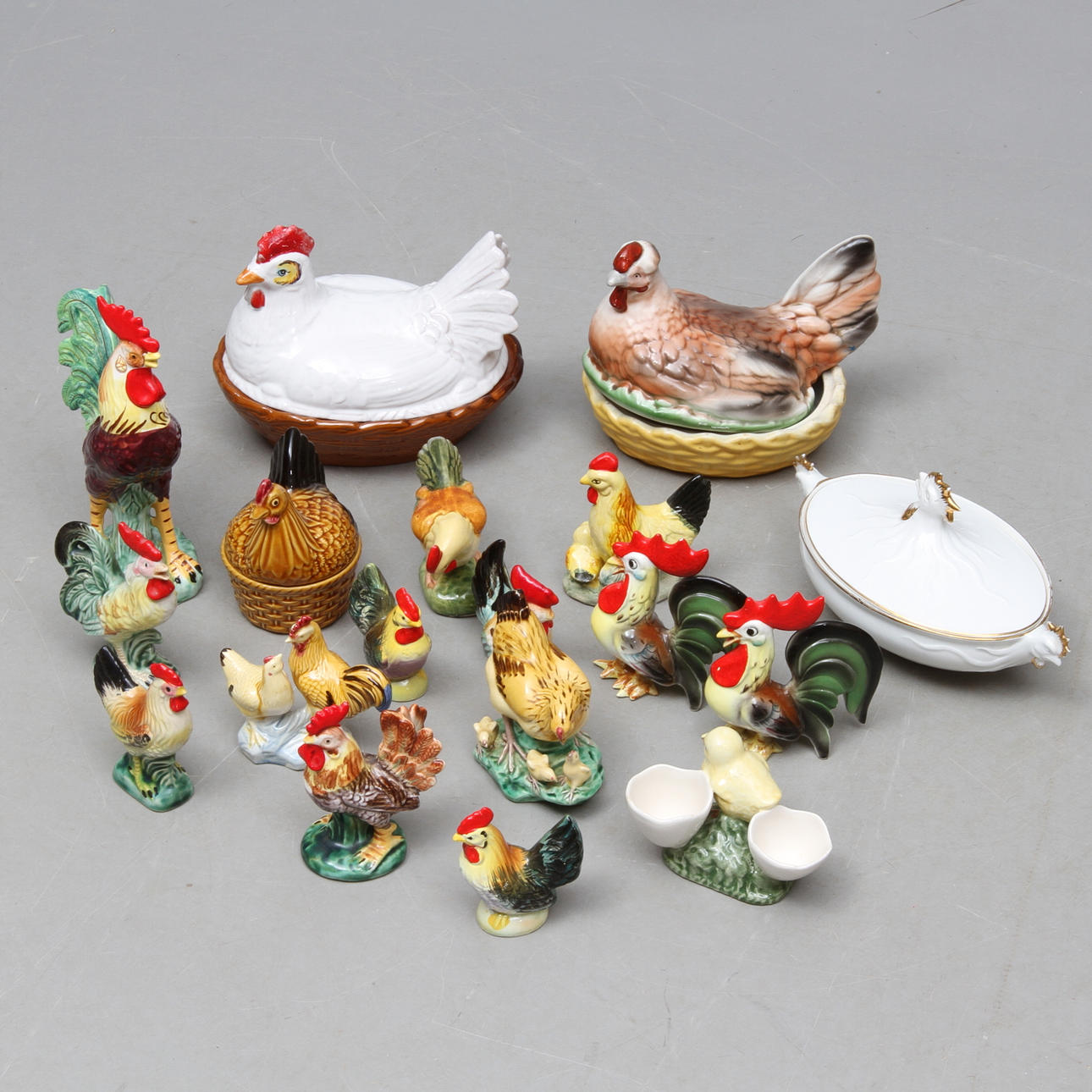 ÄGGHÖNOR OCH TUPPAR, 18 delar, keramik, 1900-tal.