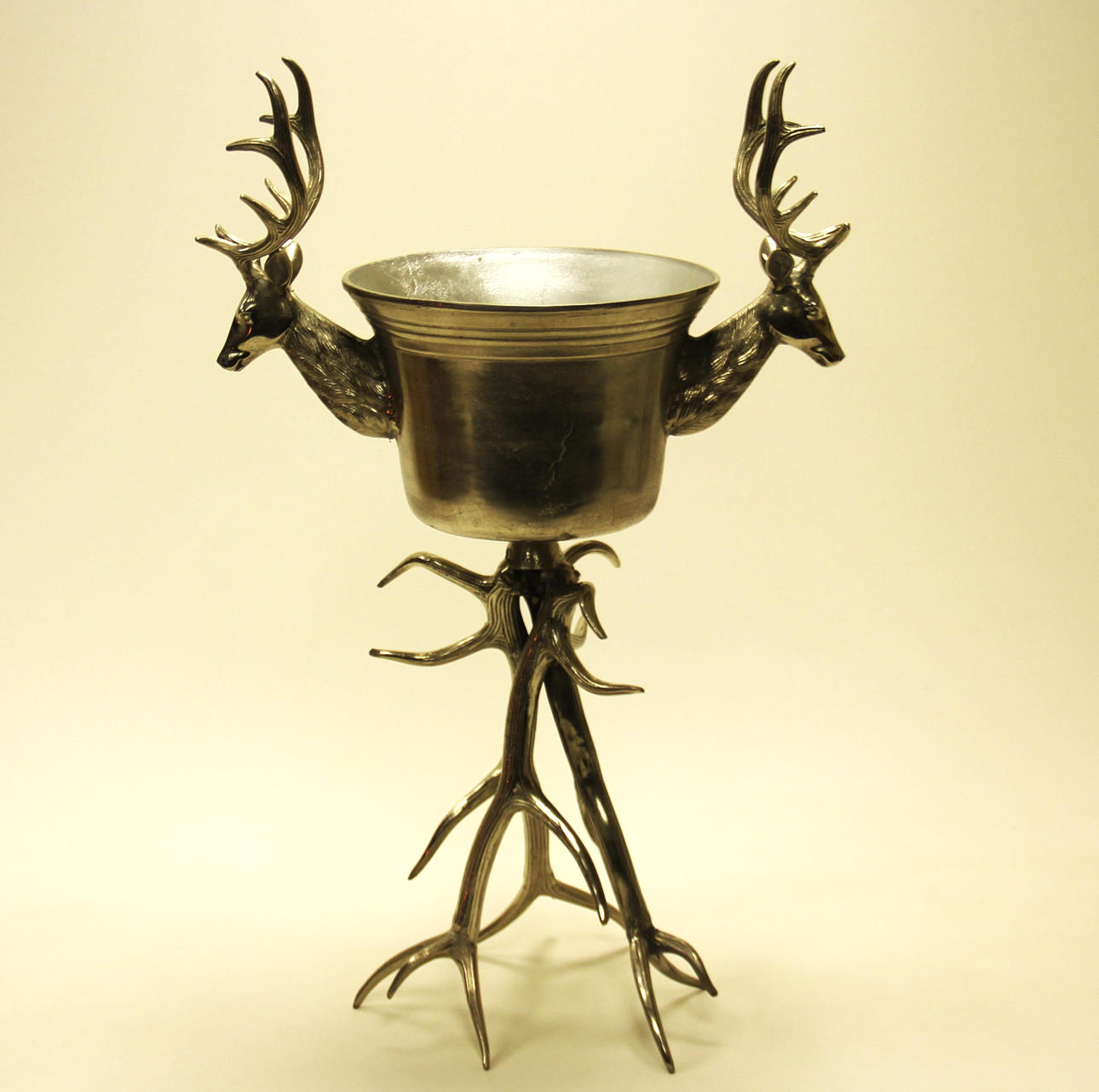 CHAMPAGNE SPAND AF SØLVET METAL.