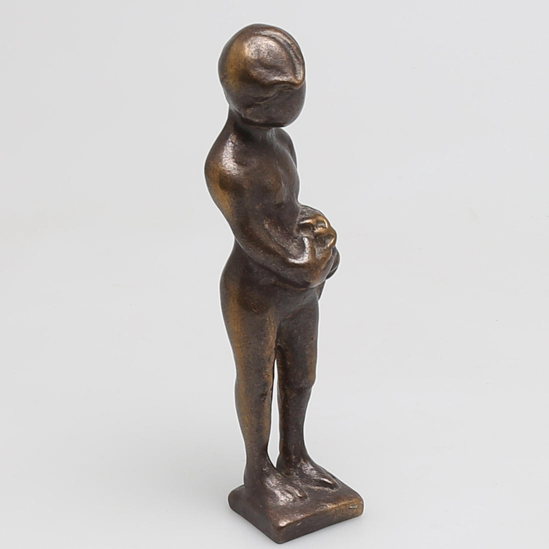 CARL BERTIL WIDELL. Skulptur i brons, stående flicka, signerad Widell.