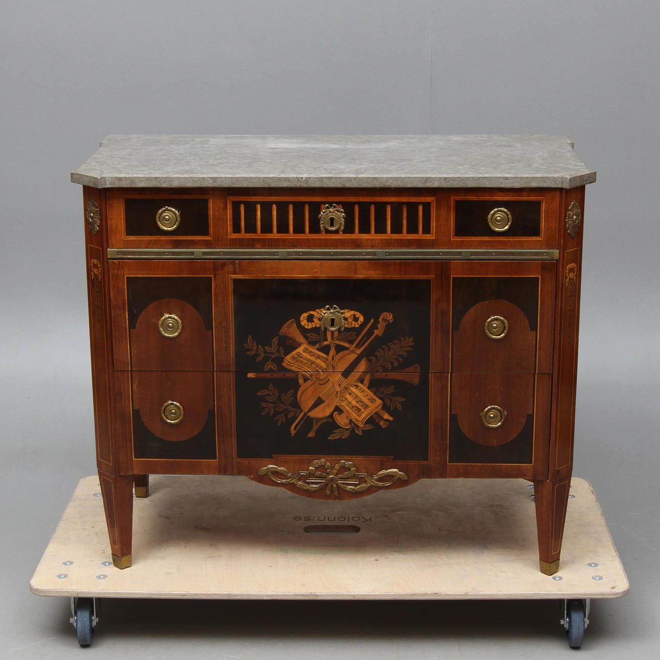 BYRÅ, gustaviansk stil, med stenskiva, 18/1900-tal.