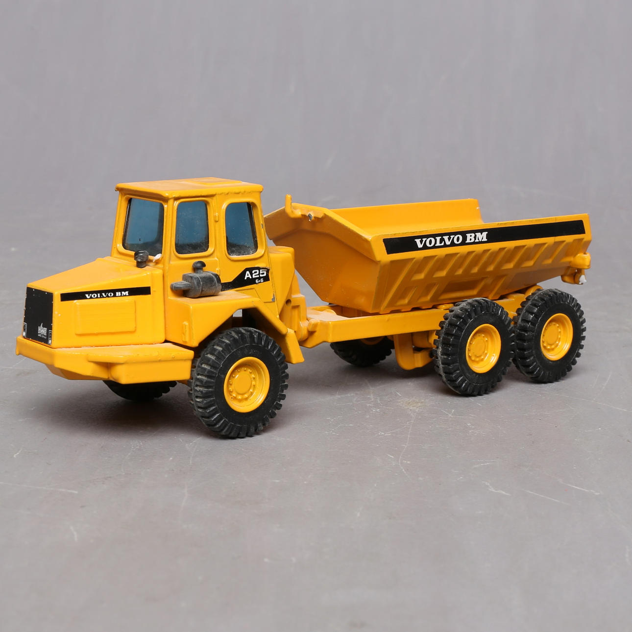 VOLVO A 25, dump truck, scale 1:50. Toys - Toys - Auctionet