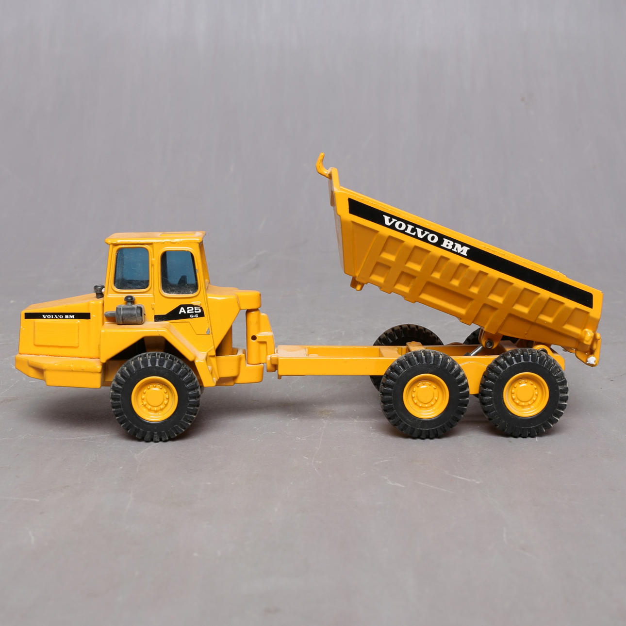 VOLVO A 25, dump truck, scale 1:50. Toys - Toys - Auctionet