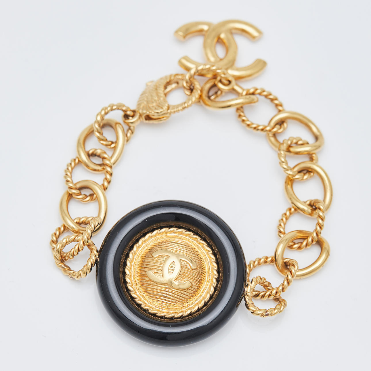 CHANEL. Armband, Modeschmuck, Metall und Kunststoff.