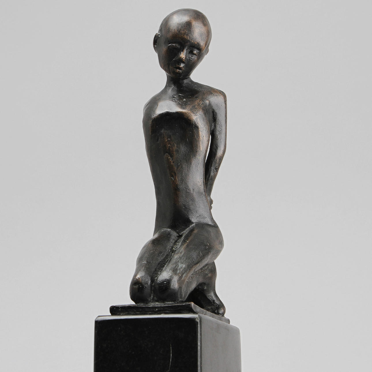 JOHANNES NIELSEN. Skulptur sittande yngling, mörkpatinerad brons. Signerad 2008 och numrerad 19/30.