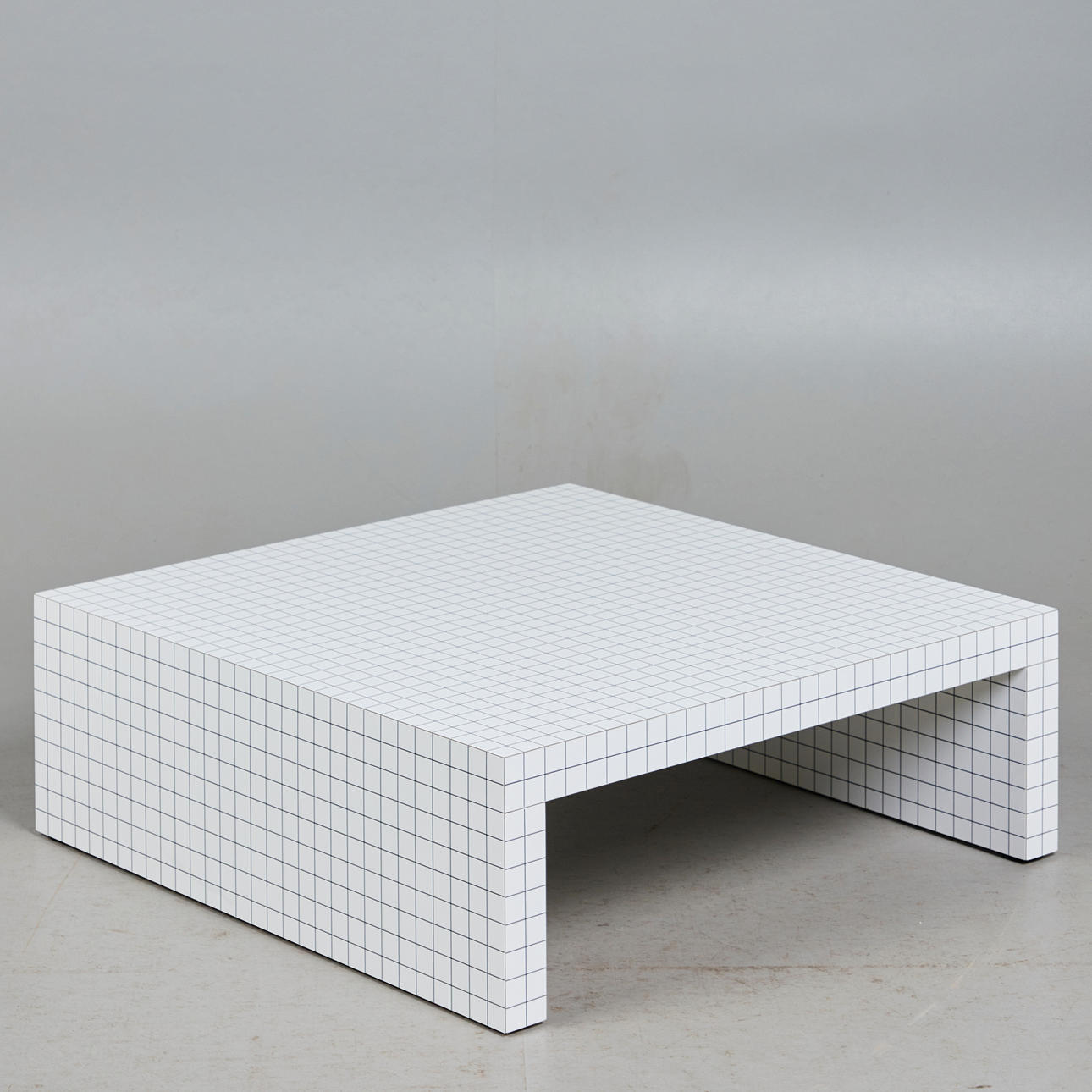 SUPERSTUDIO. Zanotta, mesa de centro/mesa auxiliar, modelo 'Quaderna', madera contrachapada, plástico, diseño 1969, Italia.