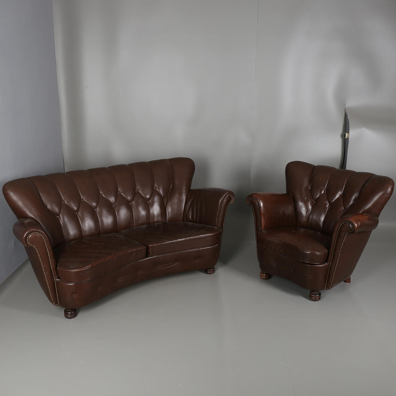 SOFFA OCH FÅTÖLJ i läder, 1930-tal.