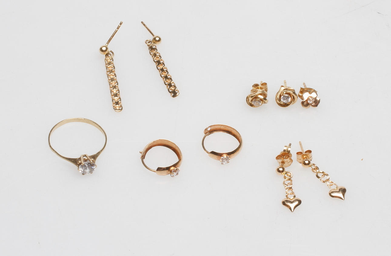 ÖRHÄNGEN, 9 st samt EN RING, 18k guld, vikt ca 5,6 ghr.