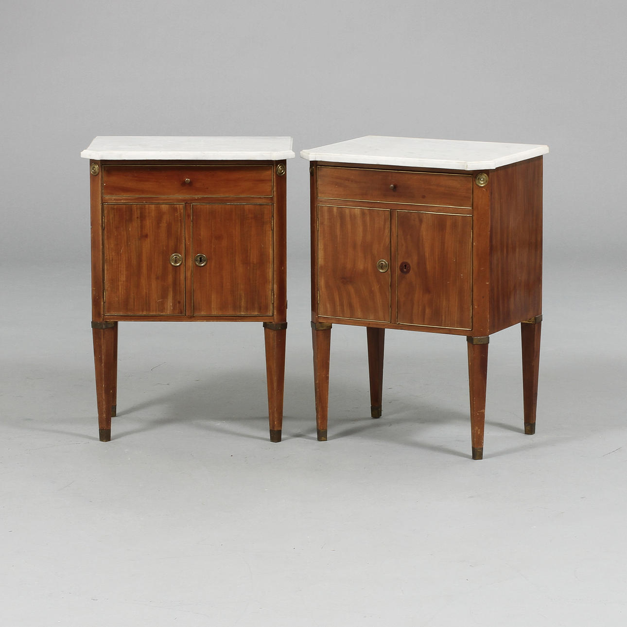 POTTSKÅP, ett par, sengustaviansk stil, 18/1900-tal.