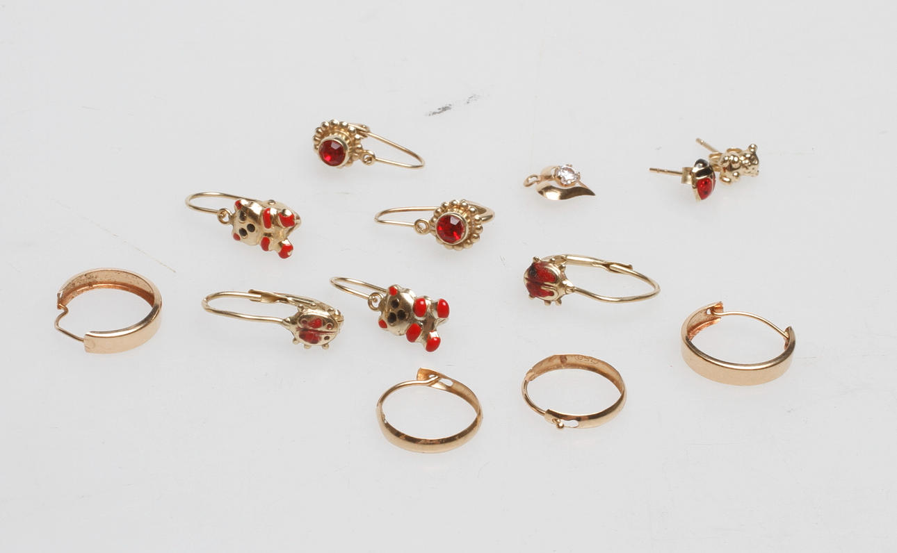 ÖRHÄNGEN, 12 st samt ETT HÄNGE, 14-18k guld, total vikt ca 4 gr.