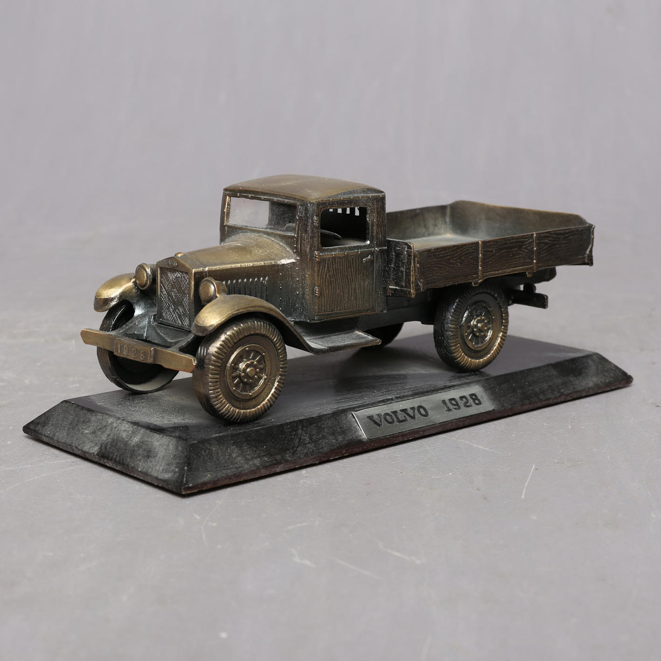 VOLVO LV 40, Truck, 1928. Toys - Toys - Auctionet