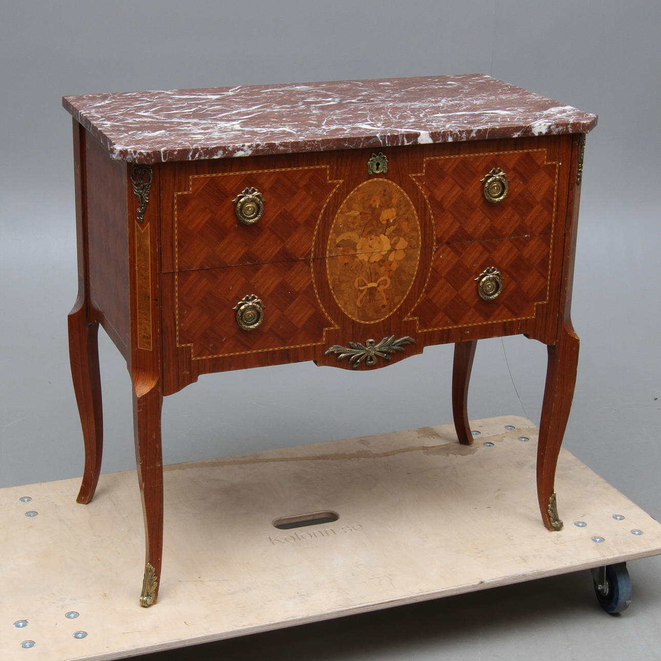 BYRÅ, med stenskiva, gustaviansk stil, 1900-tal.