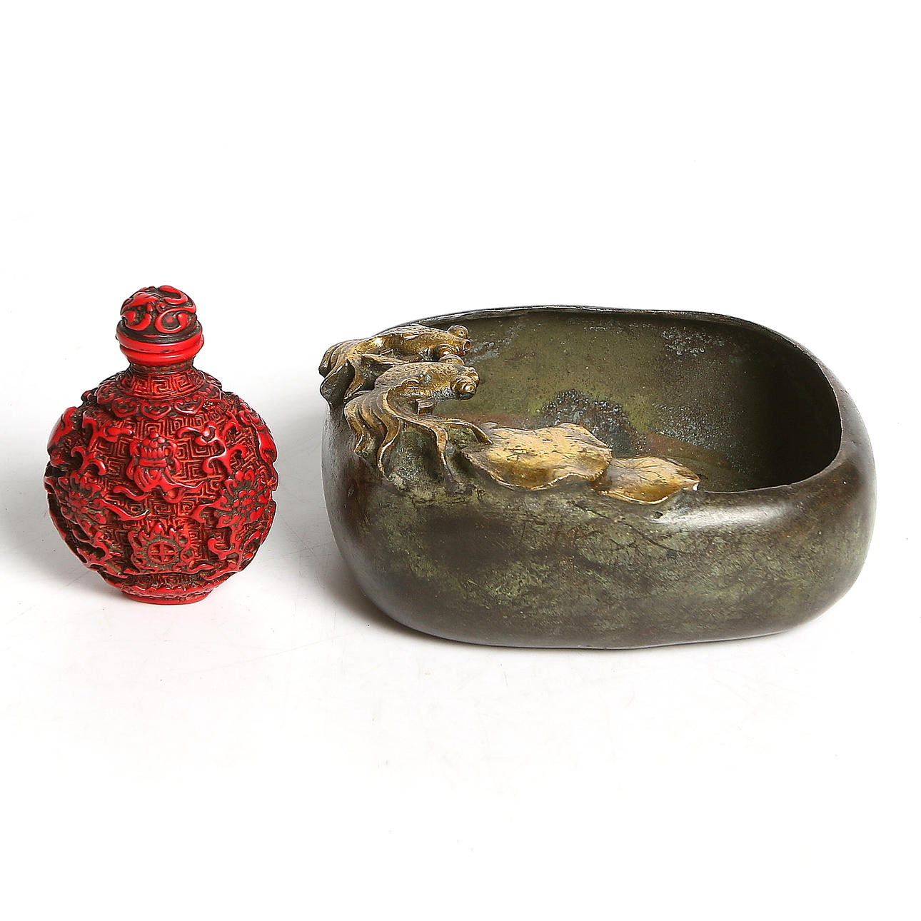 PENSELTVÄTT, brons samt SNUSFLASKA, lackarbete, Kina, 18/1900-tal.