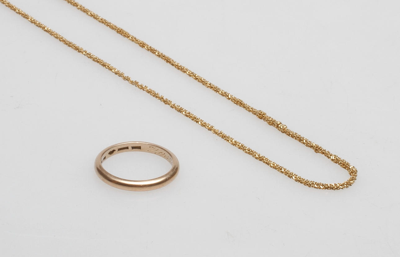 HALSKEDJA SAMT RING, 18k guld, vikt ca 9,5 gr.