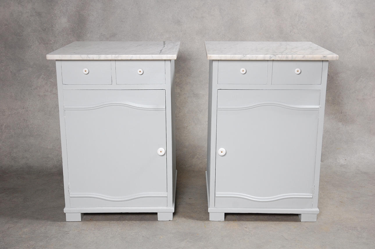 SKÅP 1 par med marmorskiva, 1900-talets första hälft.