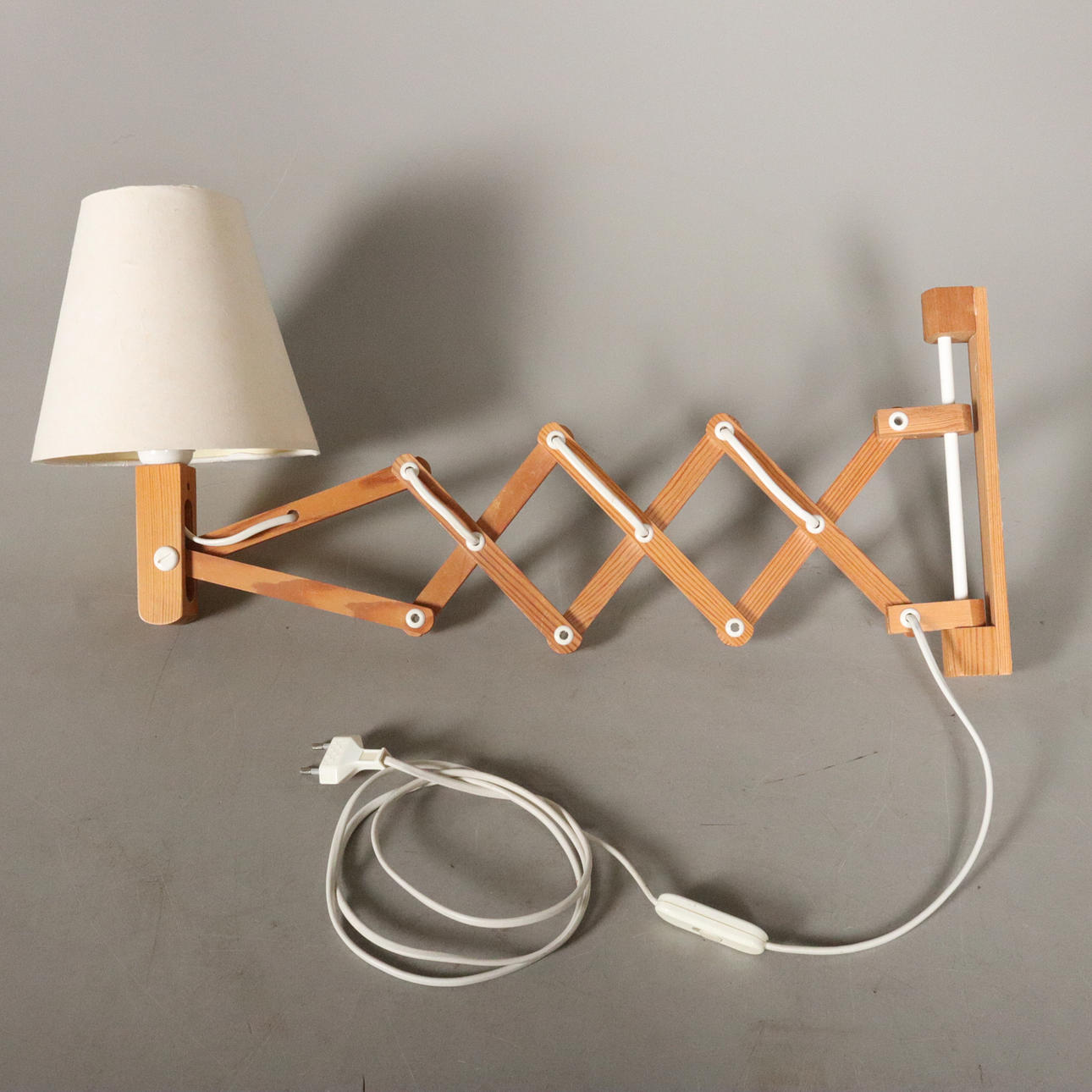 LAMPARA DE PARED, modelo tijera, Ikea.