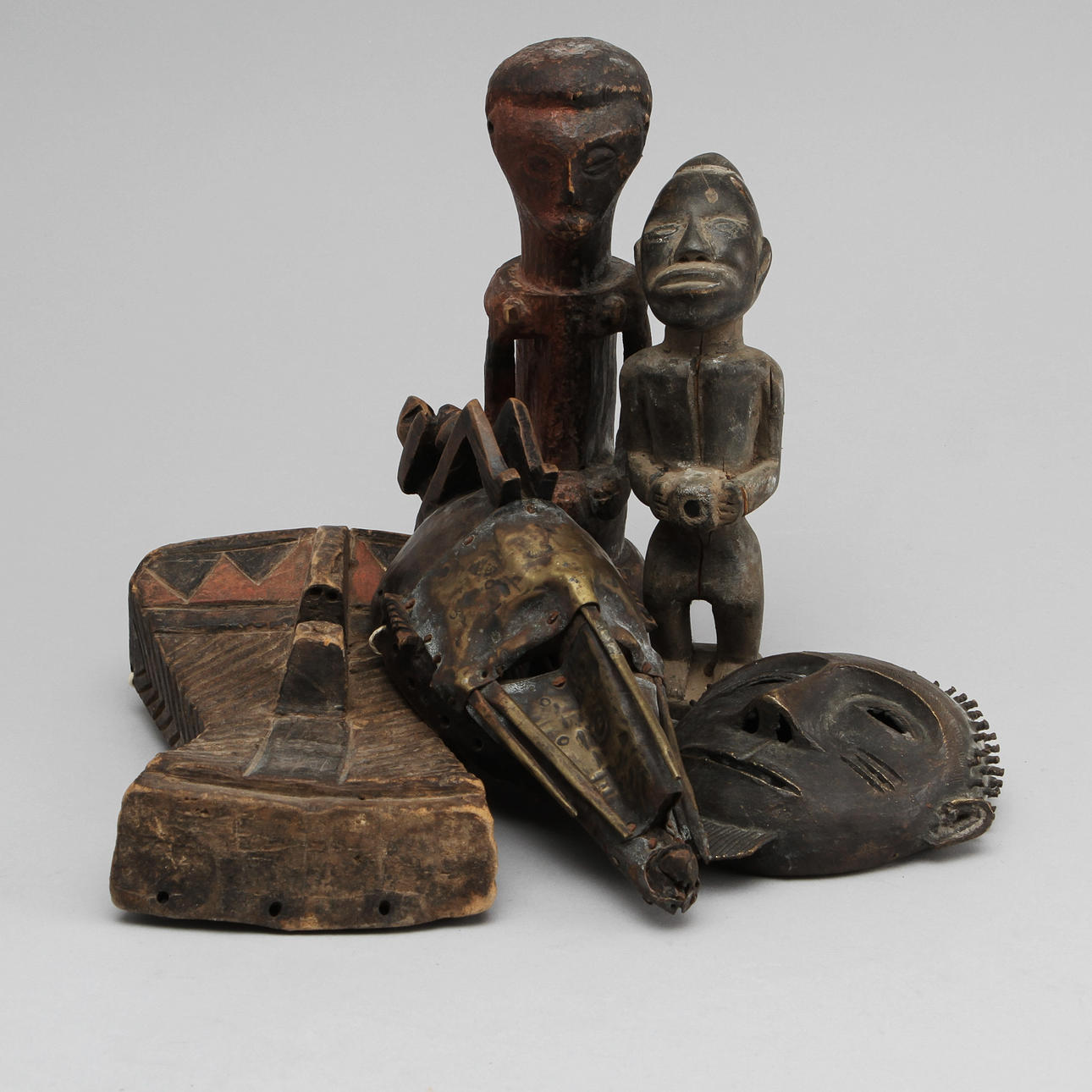 MASKER, 3 st, Mali, Ghana, Kongo samt SKULPTURER, 2 st.