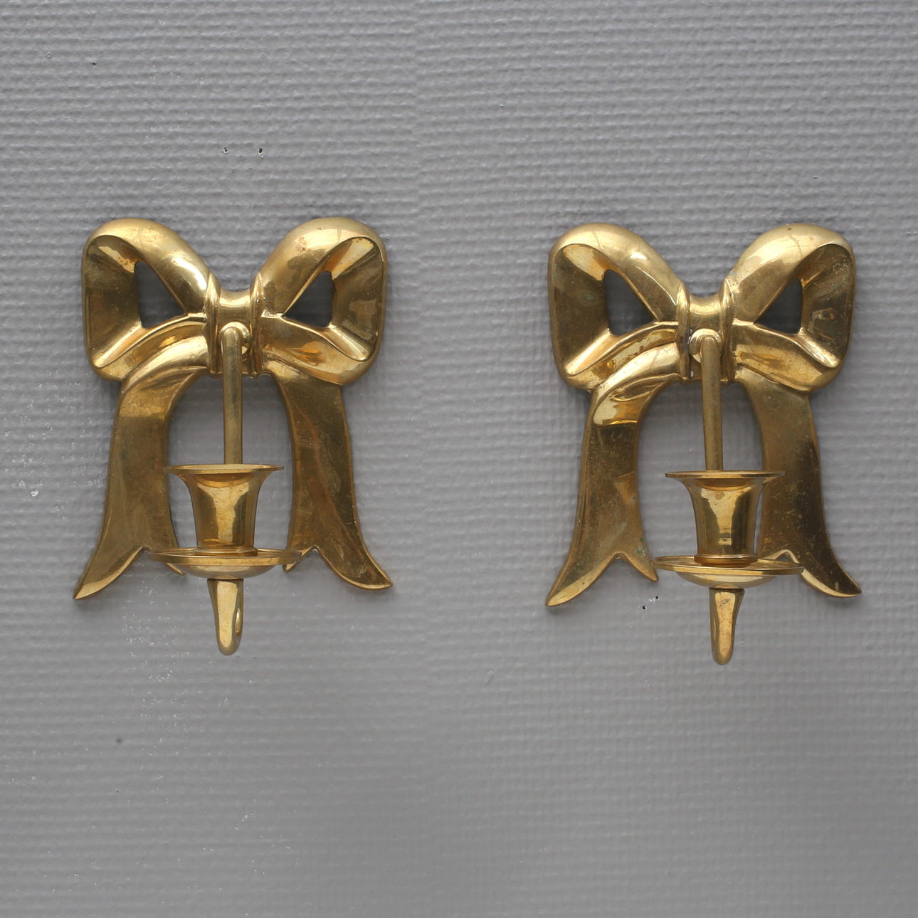 VÄGGLAMPETTER, ett par samt 2 st ljusstakar i mässing.