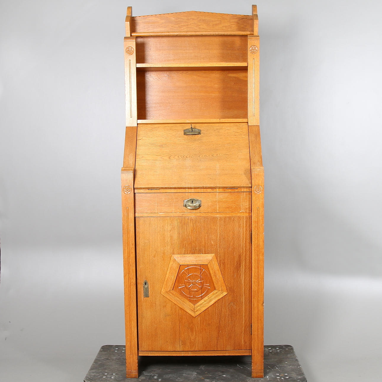 HÖGSKÅP samt STOLAR, 7 delar, Jugend. 1900-talets början.