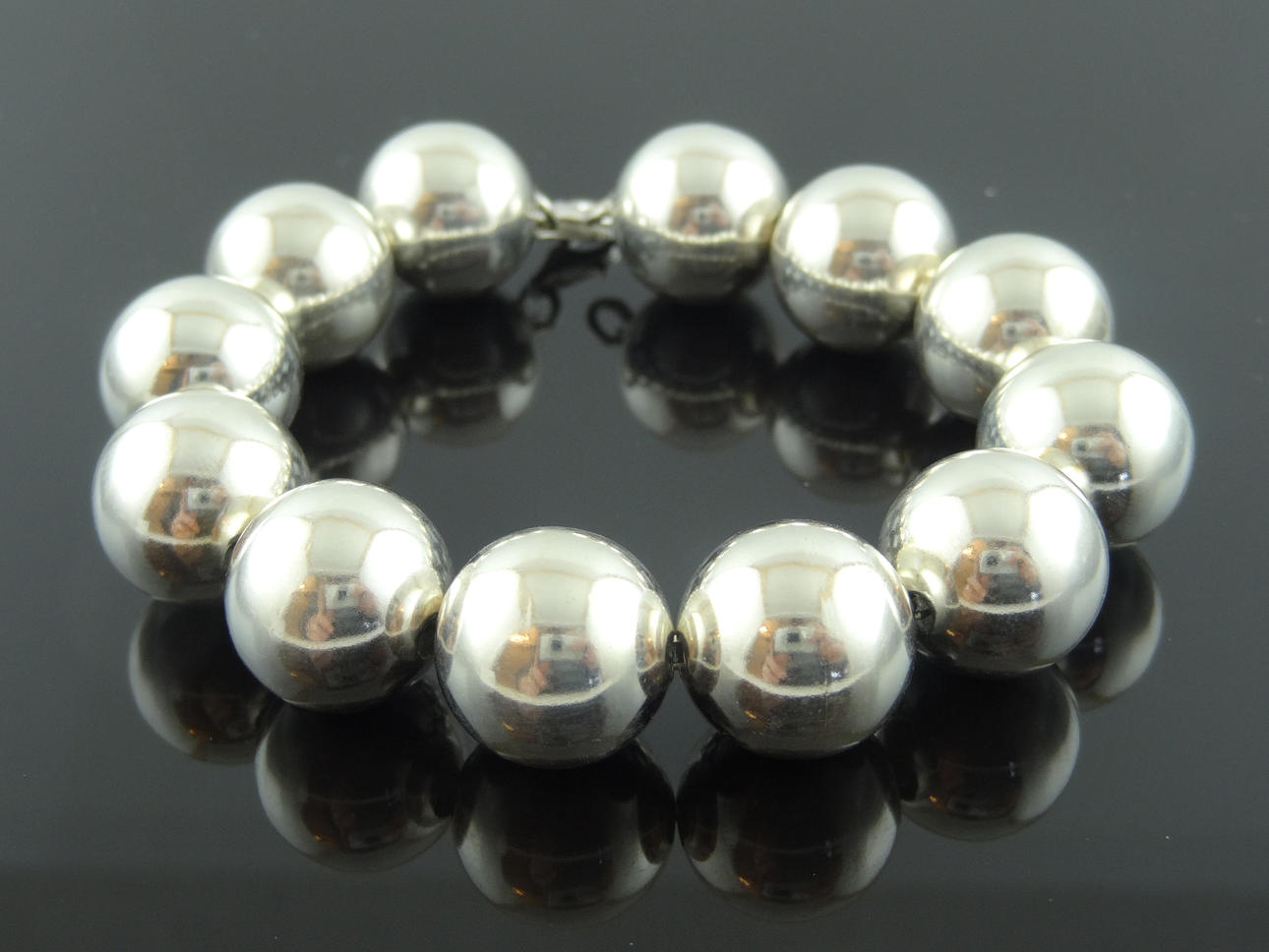 SILVER BOLL ARMBAND.