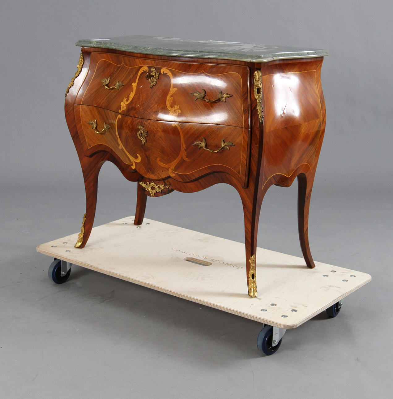 BYRÅ. 2 lådor, stenskiva, rokokostil.