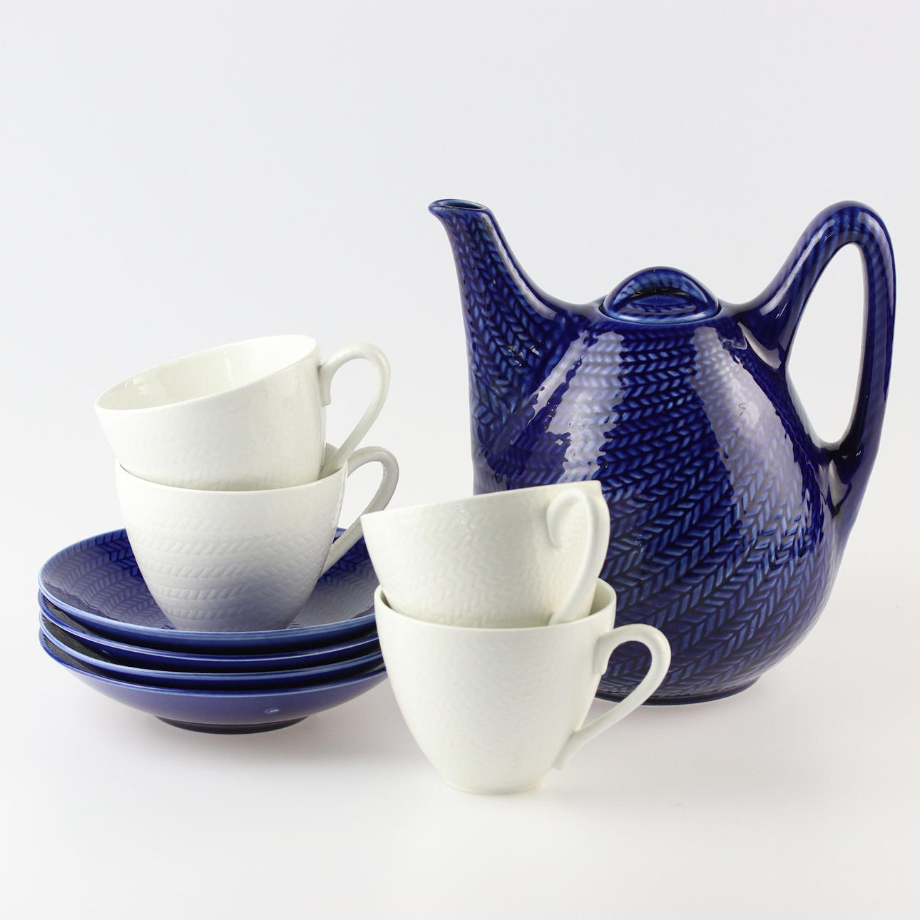 HERTHA BENGTSON. Servisdelar, 9 delar, "Blå eld", flintgods, Rörstrand.