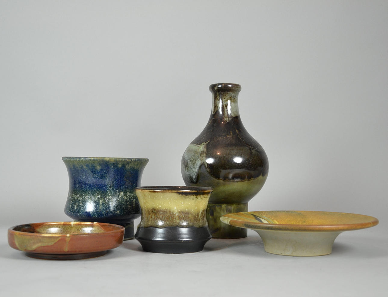 BARBARA STEHR. bunt massa vaser och tallrikar.