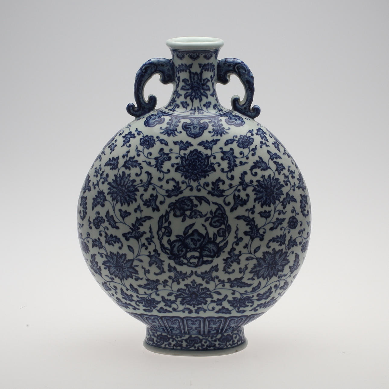 VAS, med hänklar, porslin, Kina, bär Ch'ien Lungs sigillmärke, troligen 1900-tal.