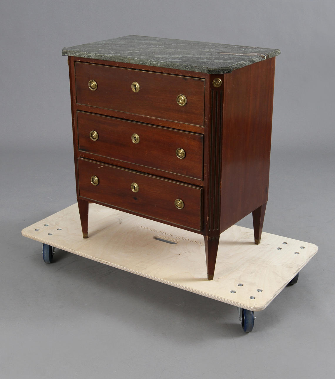 BYRÅ. 3 lådor, stenskiva. Sengustaviansk stil.