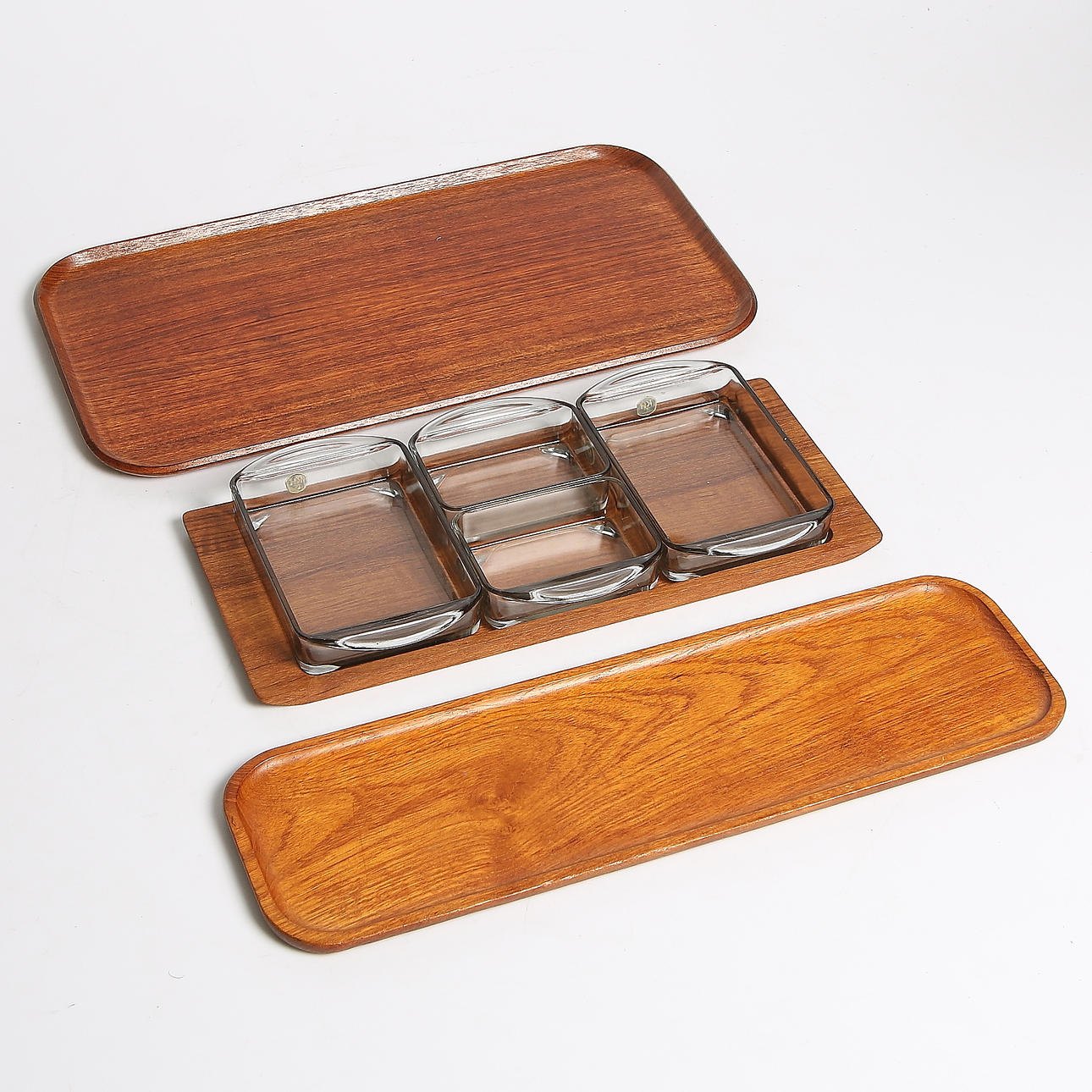 BRICKOR och UPPLÄGGNINGSFAT, 7 delar, teak och glas, Danmark. 1960-tal.