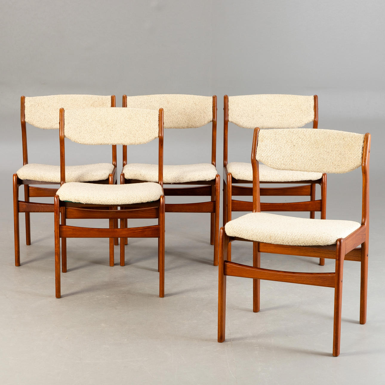 ERIK BUCH. 5 kpl teak tuoleja. Tanska, 1960-luku.