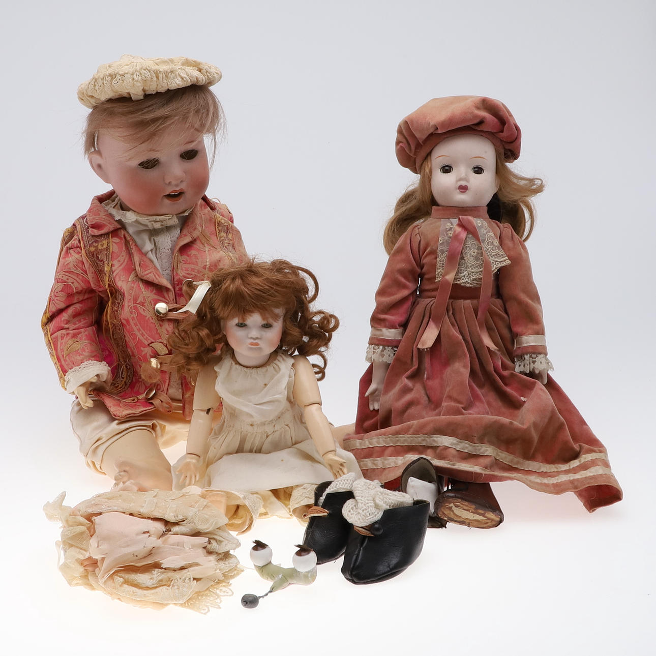 ERNST HEUBACH BISKUCHENKOPFPUPPE, ZWEI WEITERE PUPPEN & ZUBEHÖR.