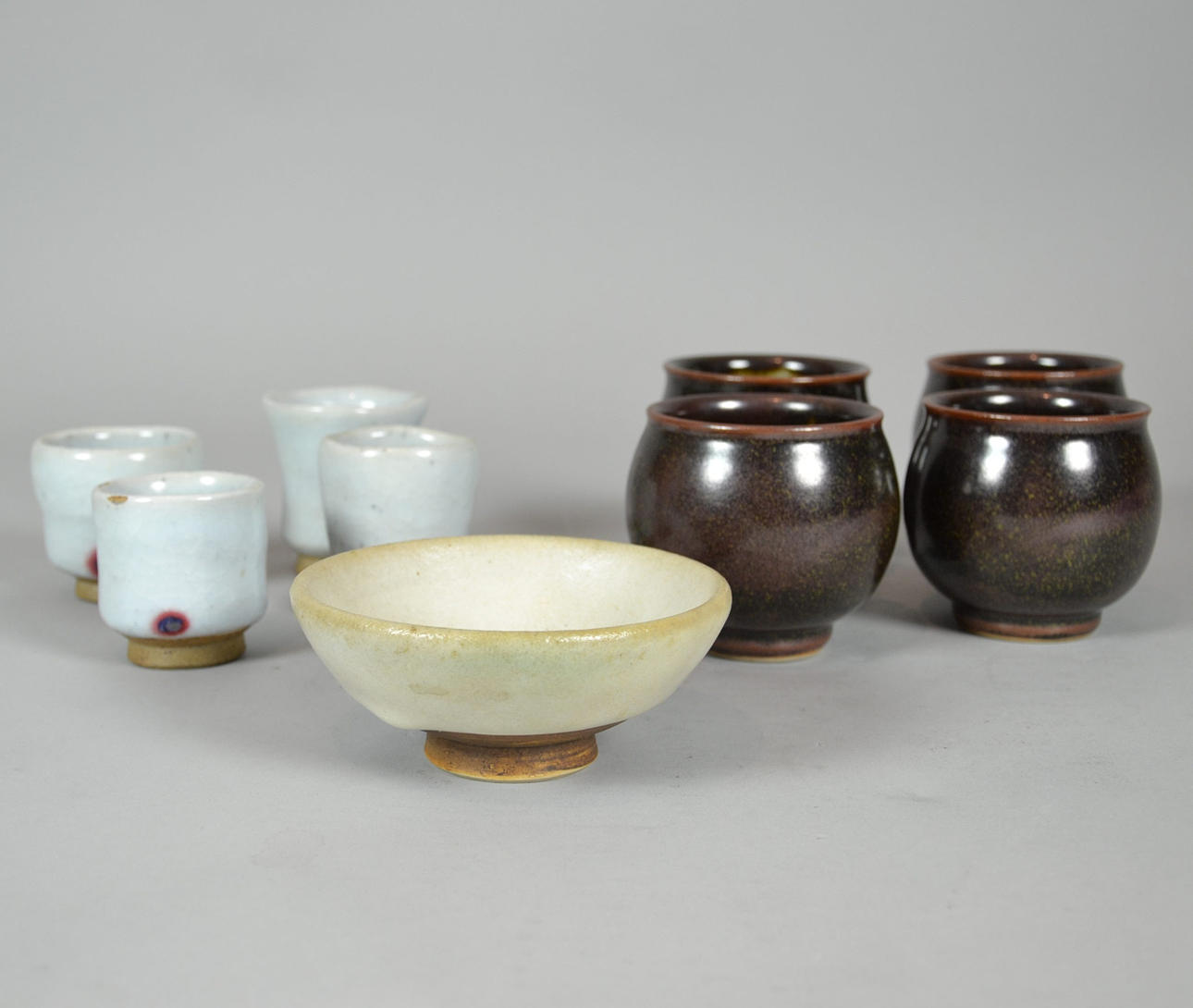 HORST KERSTAN. En samling koppar och skålar.