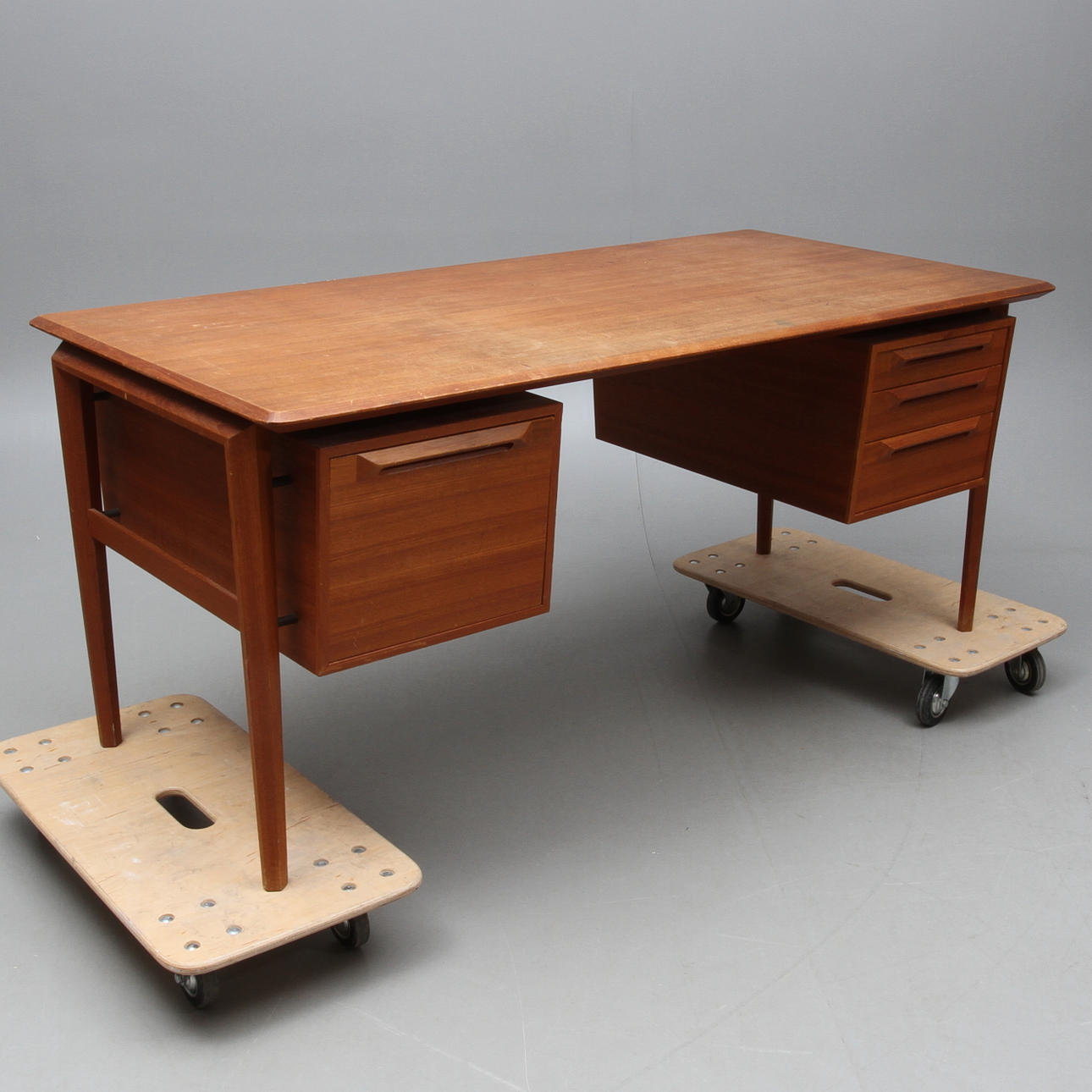 SKRIVBORD, IB Kofod-Larsen, Seffle Möbelfabrik, 1900-talets andra hälft.