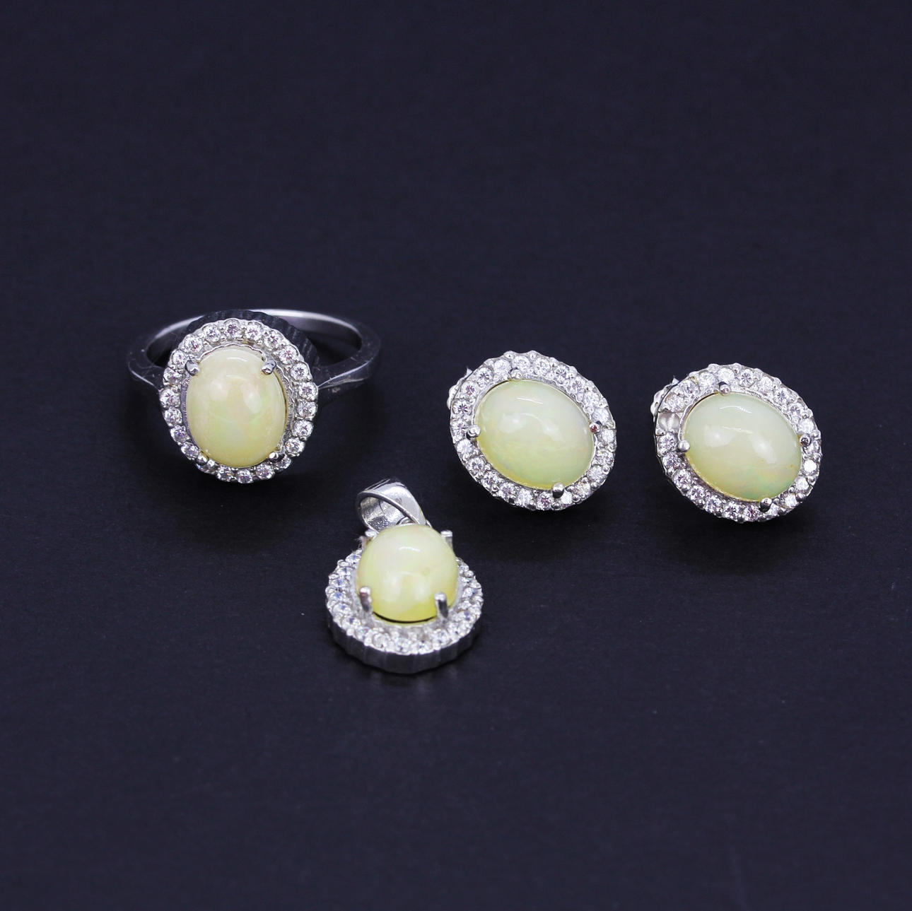 SUITE DE JOYAS DE ÓPALO DE PLATA Y PIEDRA BLANCA.