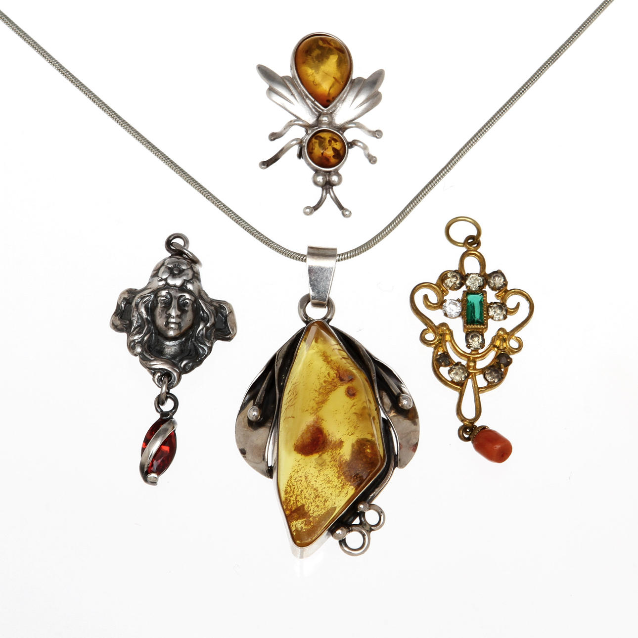 SMYCKEN, 4 st, silver och gulmetall samt bärnstenar.