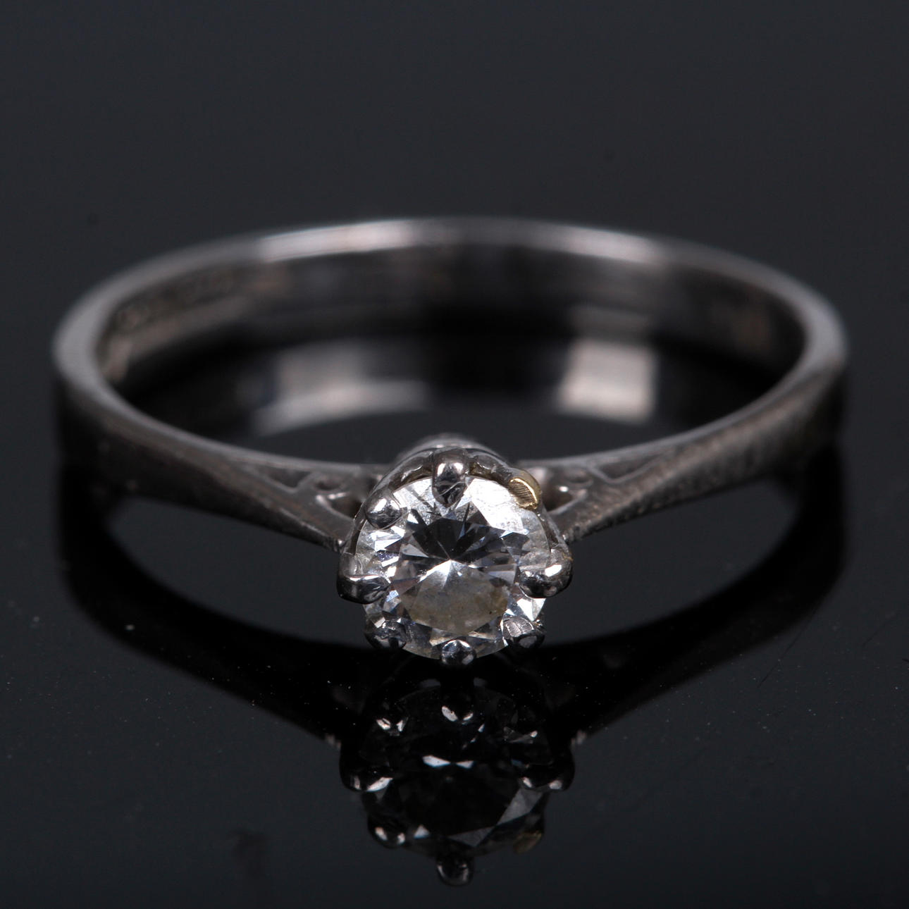 ENSTENSRING, med briljantslipad diamant om 0,30 ct. 18k vitguld, Stockholm 1980.