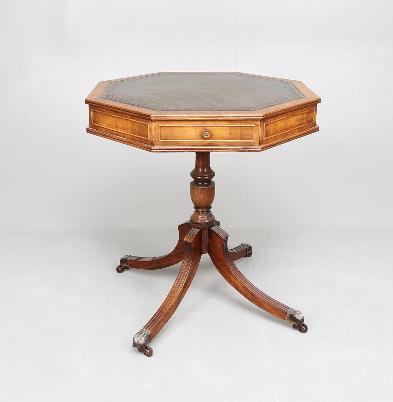 KARUSELLBORD, 8-kantigt.