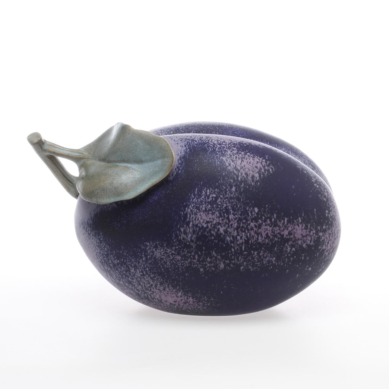 KERSTIN HÖRNLUND. Skulptur i form av plommon, keramik, numrerad 65/100, Rörstrand.