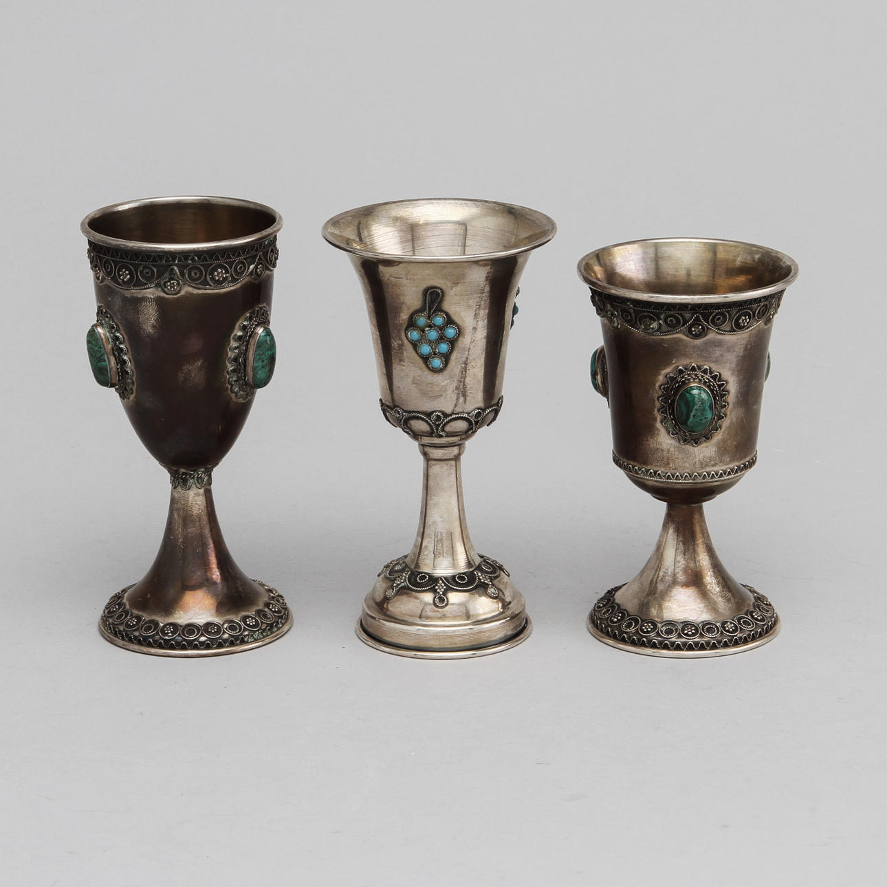 KIDDUSHBÄGARE, 3 st, silver med glasstenar, Israel varav en tillverkad av Zadok, 1900-talets mitt. Vikt.