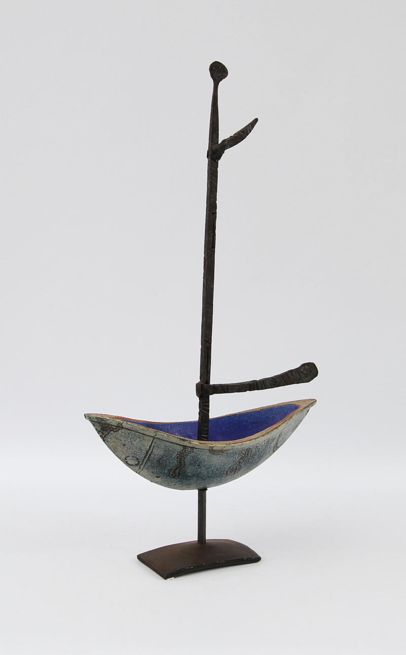NISSE HOLMSTRÖM. Skulptur i form av en vikingabåt, chamotterat stengods och järn.
