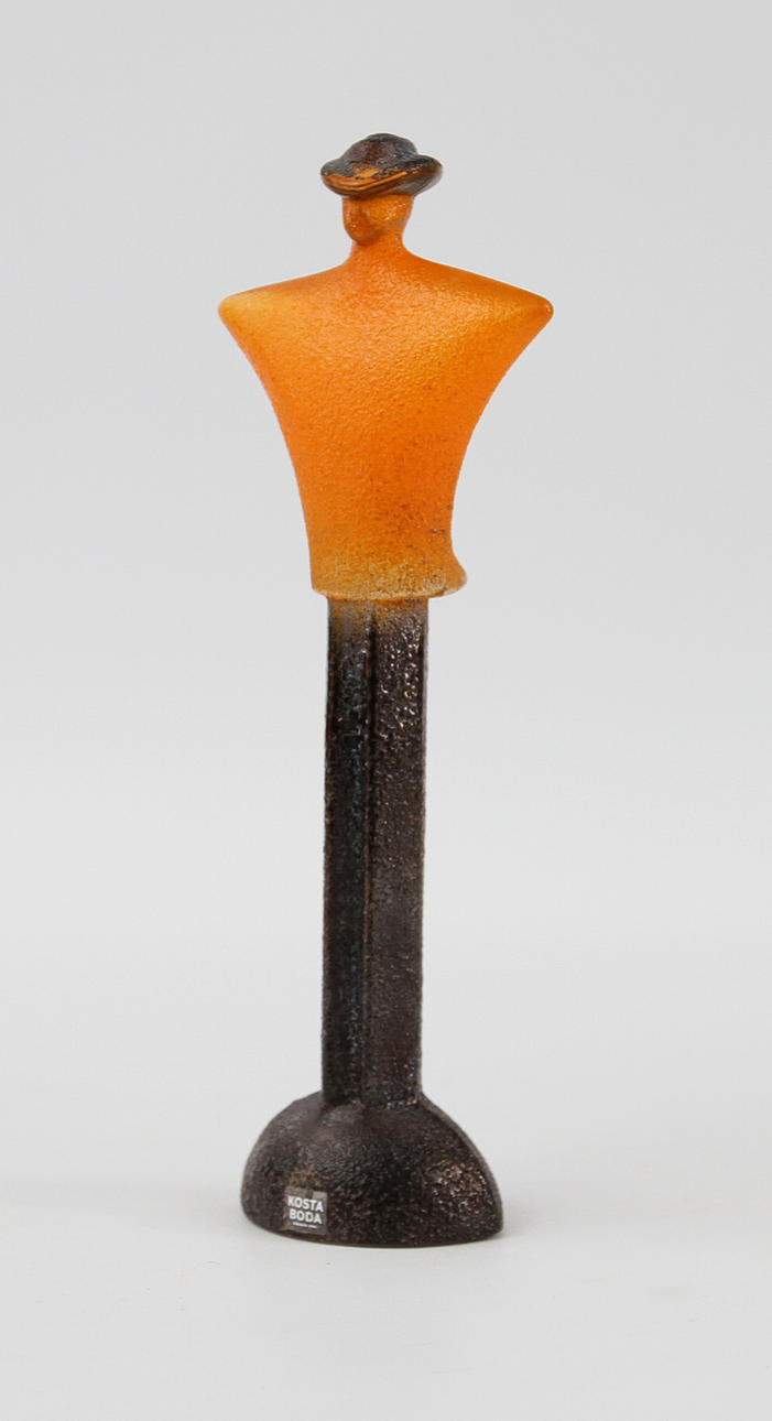 KJELL ENGMAN. Skulptur, mansfigur, gjutet glas med orange och svarta toner. Kosta Boda.
