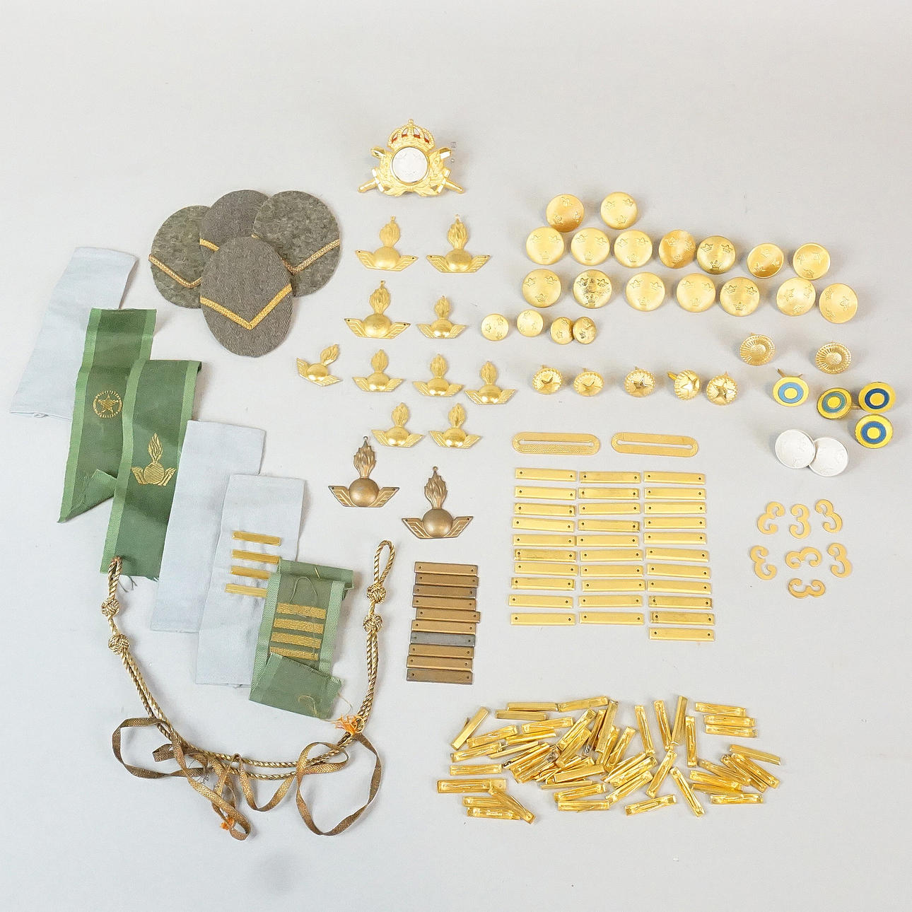 PARTI UNIFORMSMÄRKEN/KNAPPAR, mm.