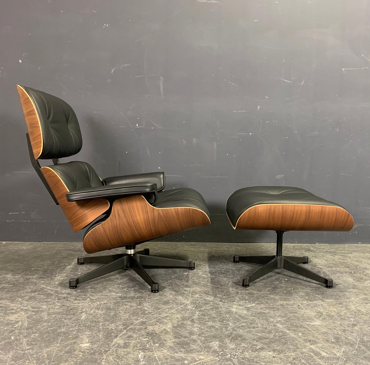 CHARLES & RAY EAMES. LOUNGE CHAIR WITH OTTOMAN.