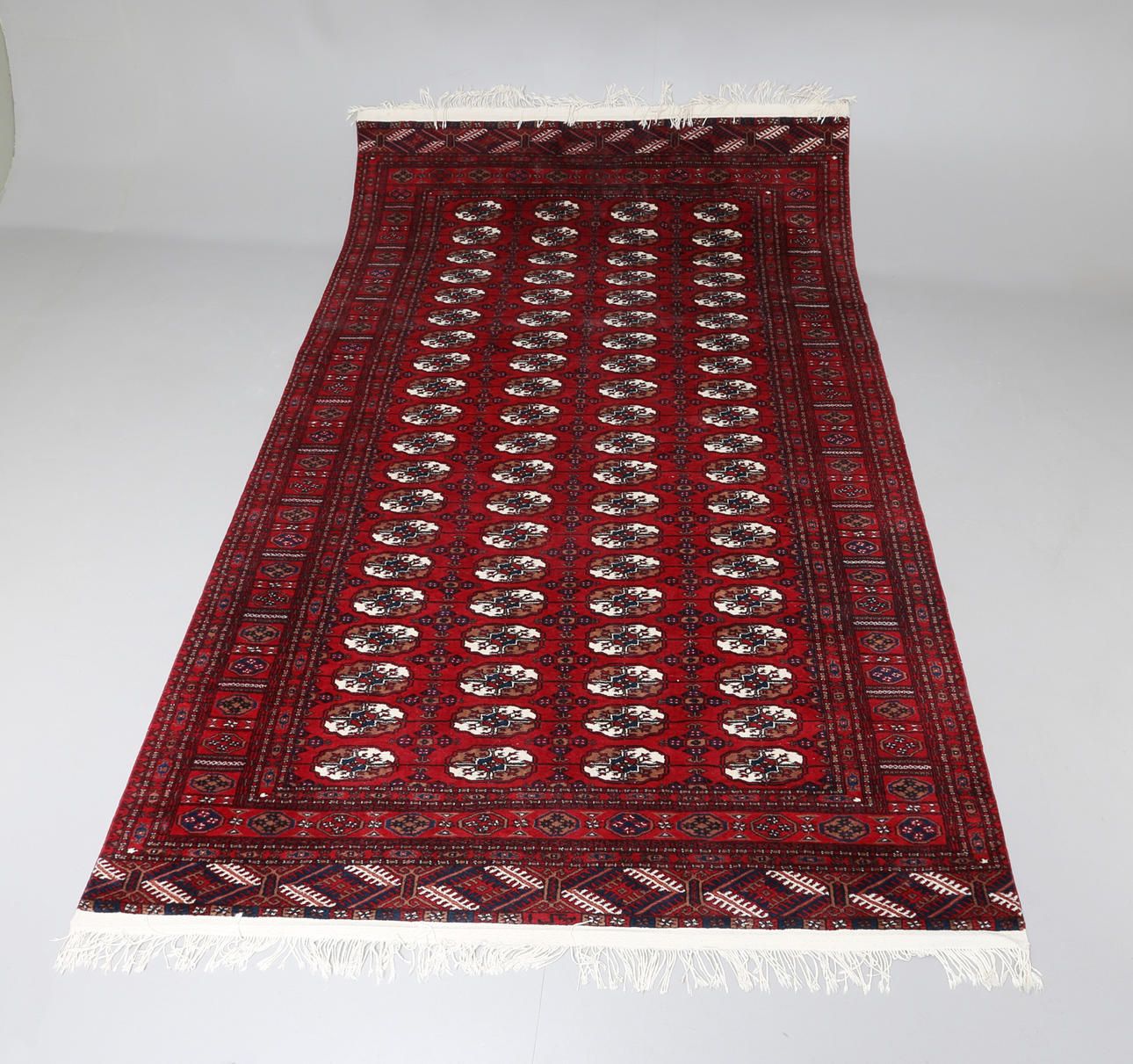 CARPET, Pakistan, 295 x 185 cm.