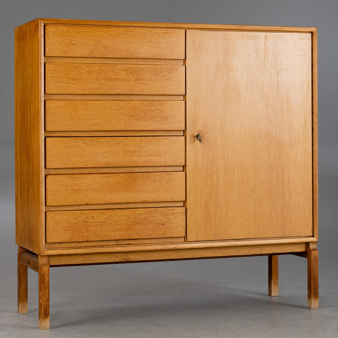 MARIAN GRABINSKI. IKEA. Highboard in Eiche. Schweden, 1960er Jahre. Möbel - Schränke & Regale